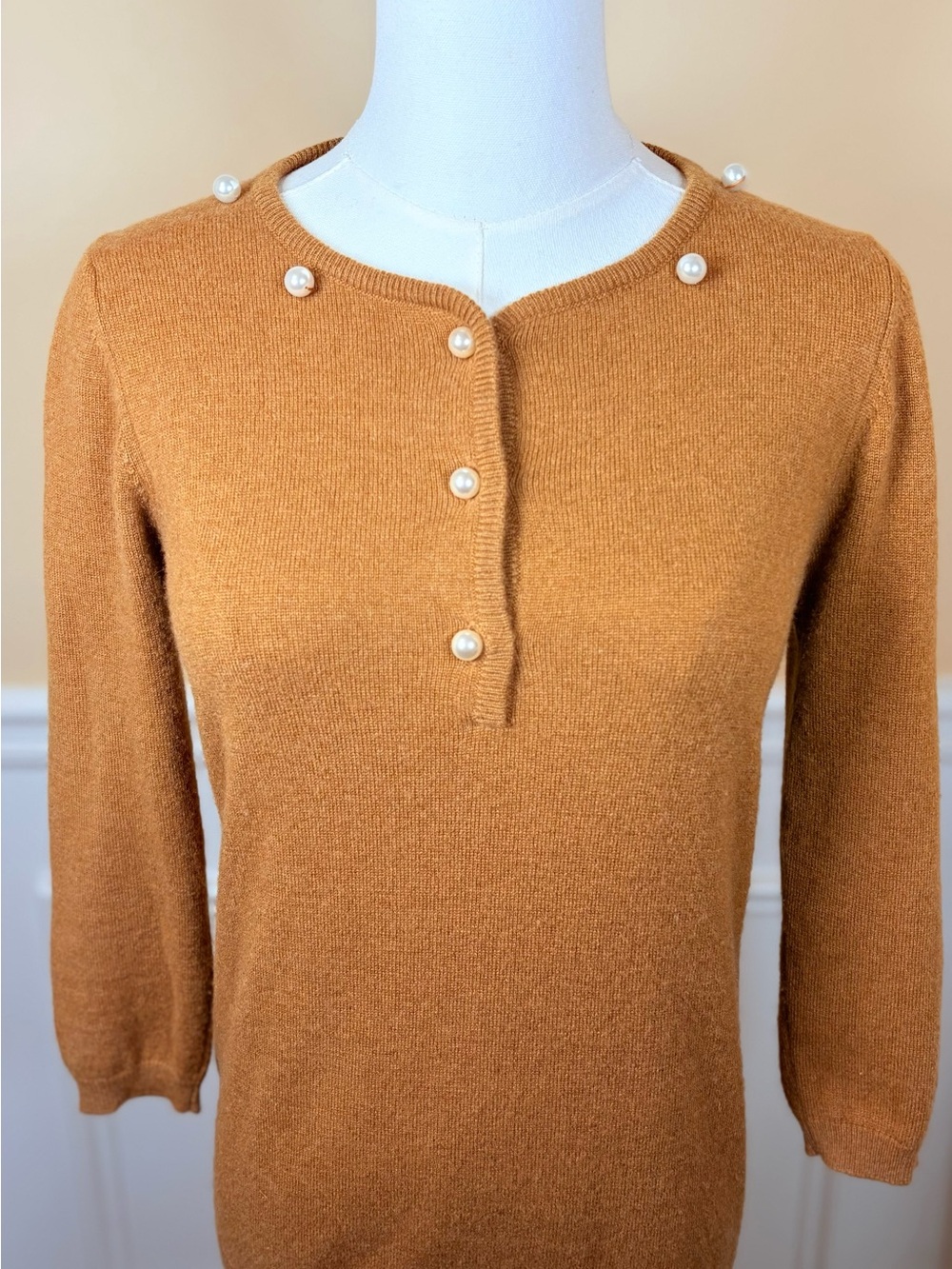 🧡 BARNEYS NEW YORK 100% Cashmere Pearl Button Sweater XS ✨
